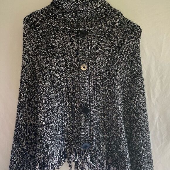 Black and white fringe poncho  - Picture 2 of 6